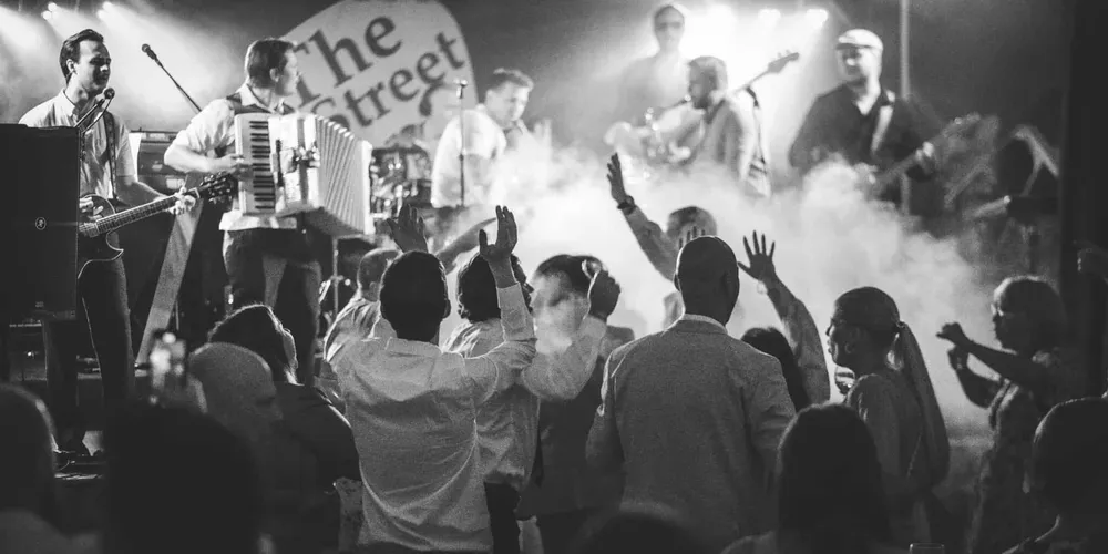 Hela The B Street Band samlade
